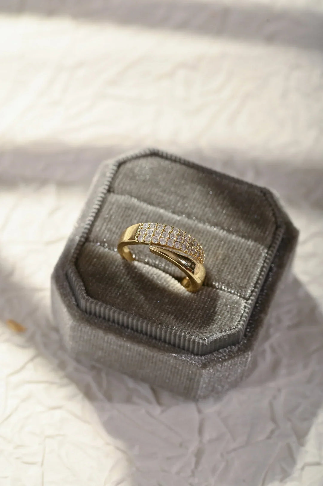 LUCRECIA | ANILLO ELEGANTE CON PIEDRAS PRECIOSAS