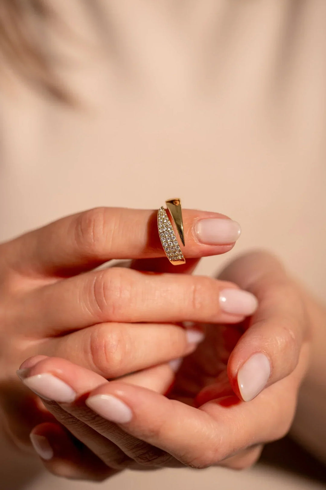 LUCRECIA | ANILLO ELEGANTE CON PIEDRAS PRECIOSAS