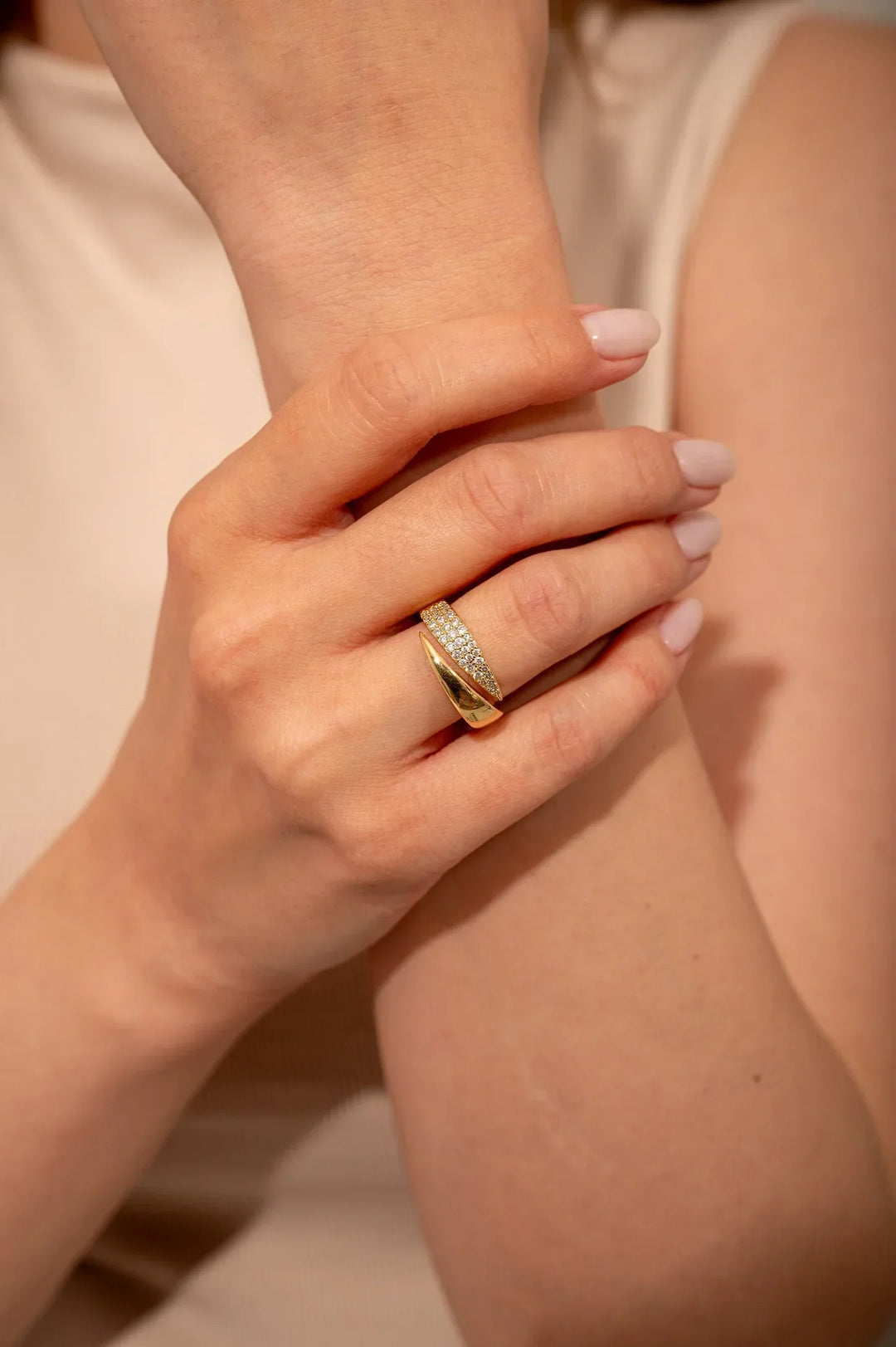 LUCRECIA | ANILLO ELEGANTE CON PIEDRAS PRECIOSAS