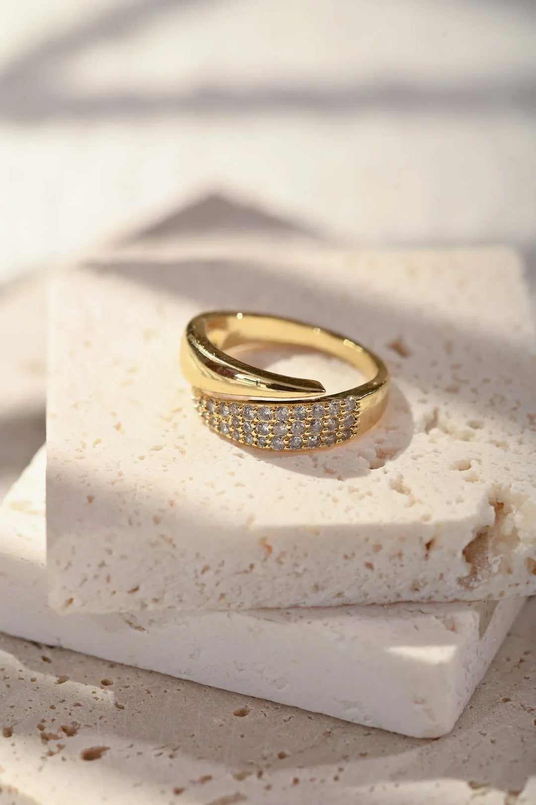 LUCRECIA | ANILLO ELEGANTE CON PIEDRAS PRECIOSAS